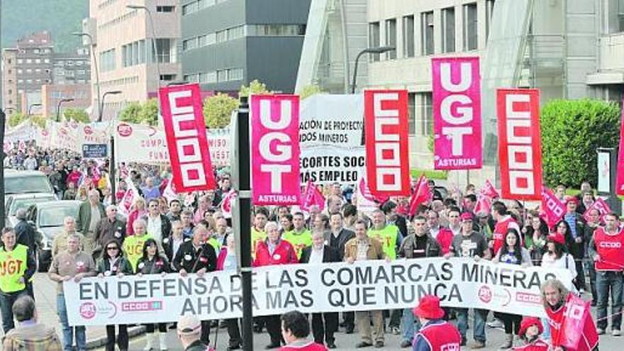 La manifestación, llegando al campus de Mieres, donde se leyó el manifiesto.