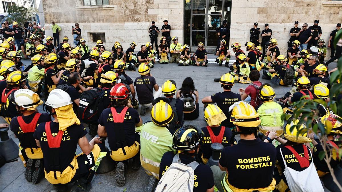 La protesta de los bomberos forestales llega al Palau de la Generalitat ...