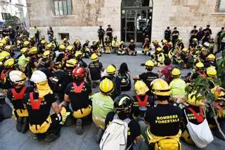 La protesta de los bomberos forestales llega al Palau de la Generalitat