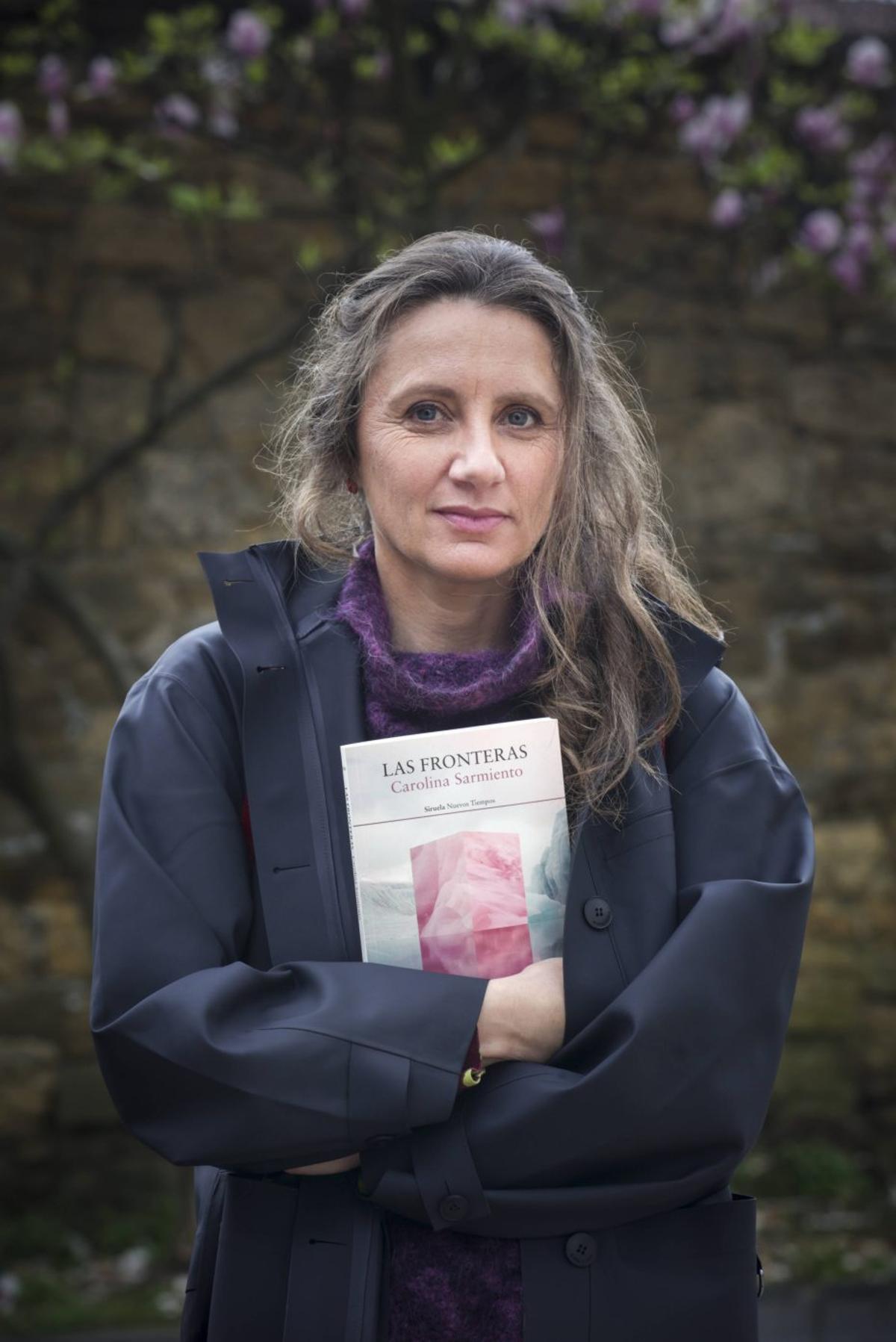 Carolina Sarmiento, ayer, en Oviedo, abrazada a su libro.