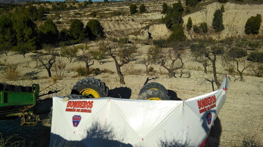 Muere un hombre en Mula atrapado bajo su tractor