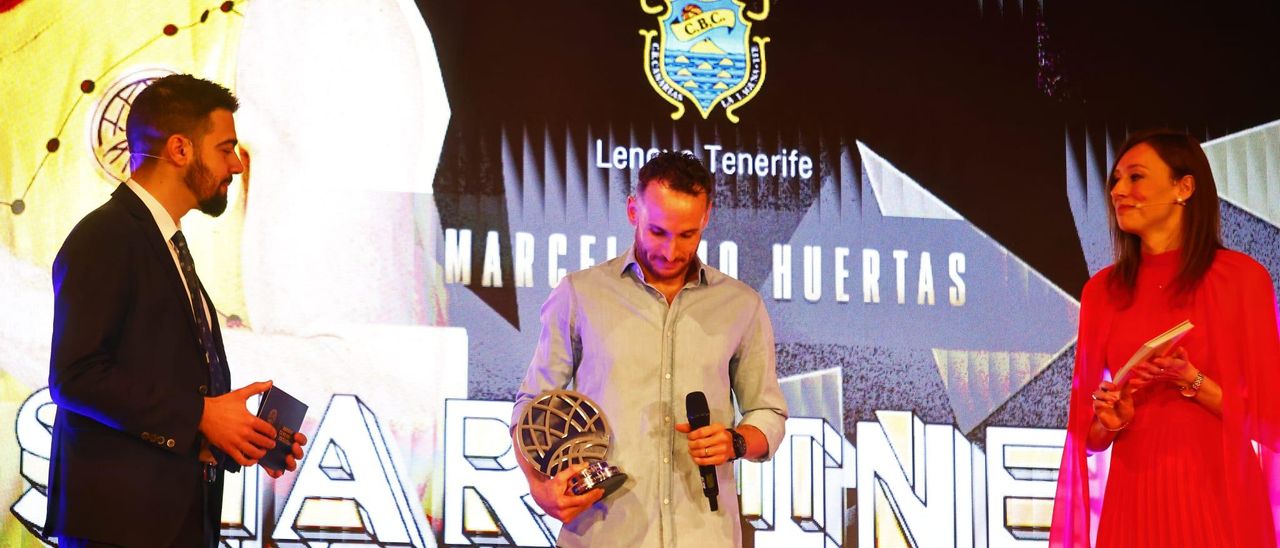 Huertas, cabizbajo en el escenario, tras recibir la mención como integrante del quinteto ideal.