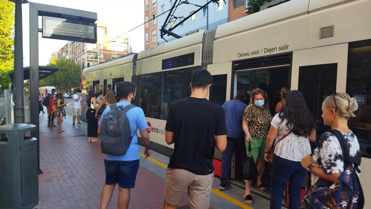 Un grupo de jóvenes cogiendo un Metro