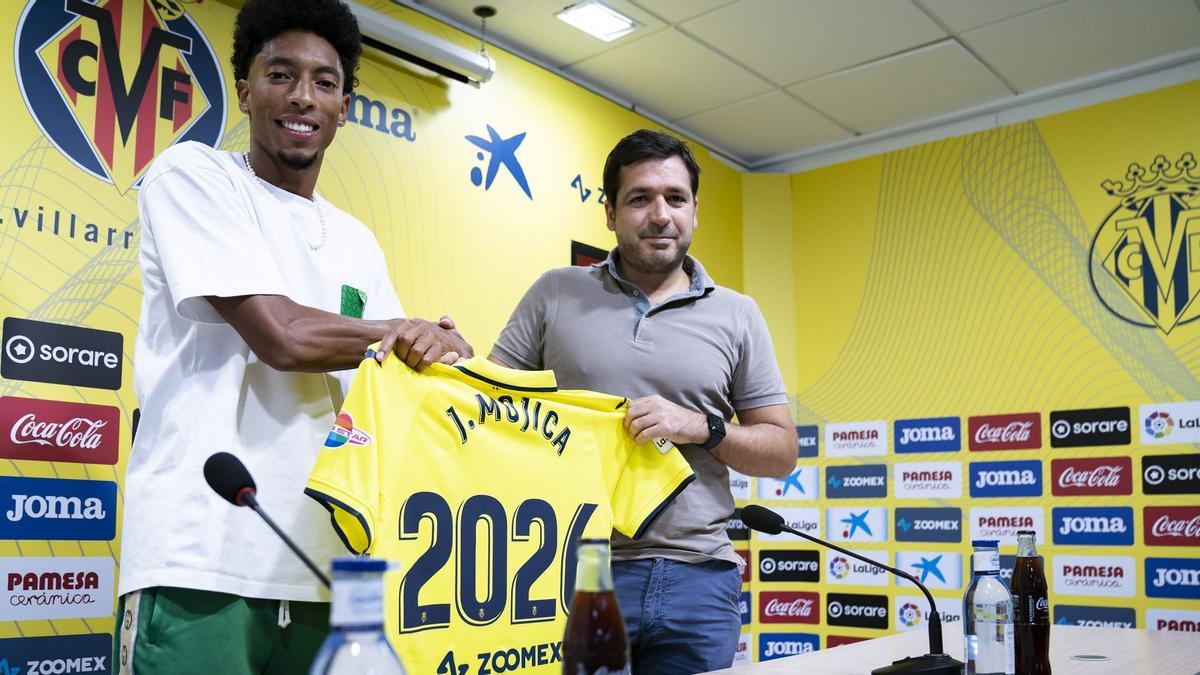 Johan Mojica, junto a Roig Negueroles, durante su presentación como nuevo jugador del Villarreal CF.