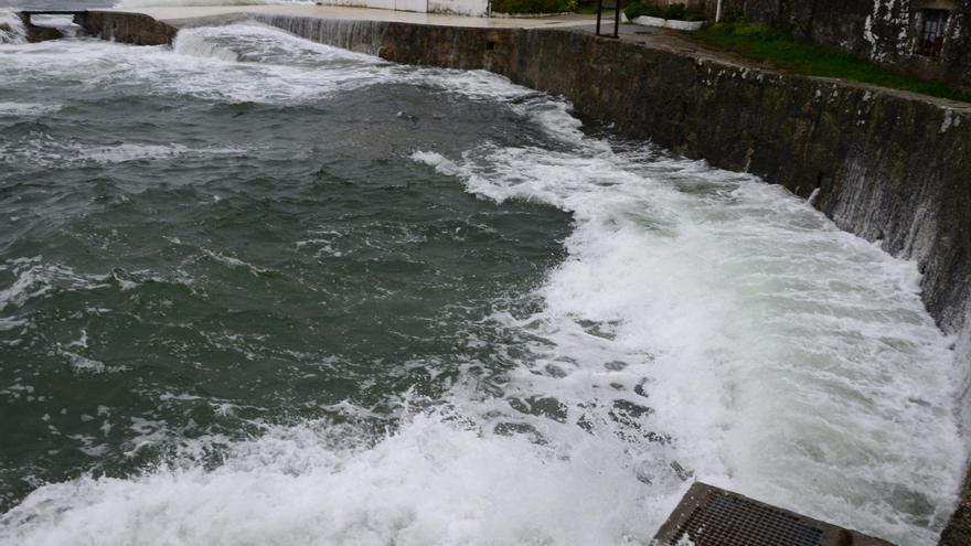 El mar va y viene, pero el arreglo de Pescadoira no llega