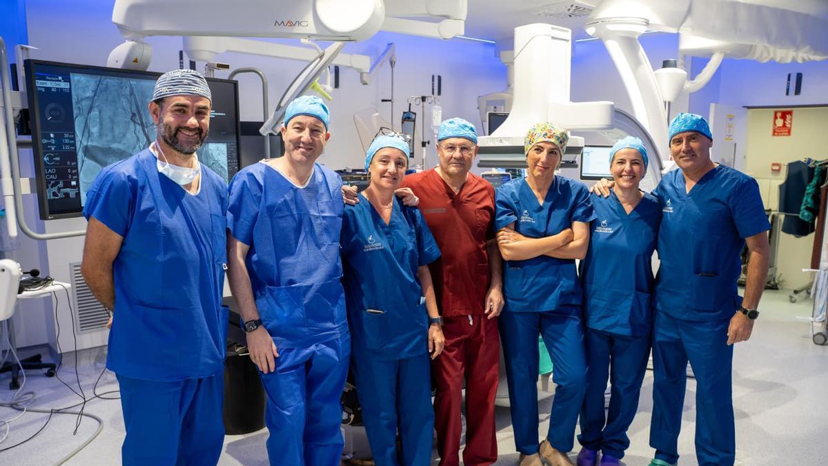 Foto de los equipos de Quirónsalud Sagrado Corazón tras las cirugias.