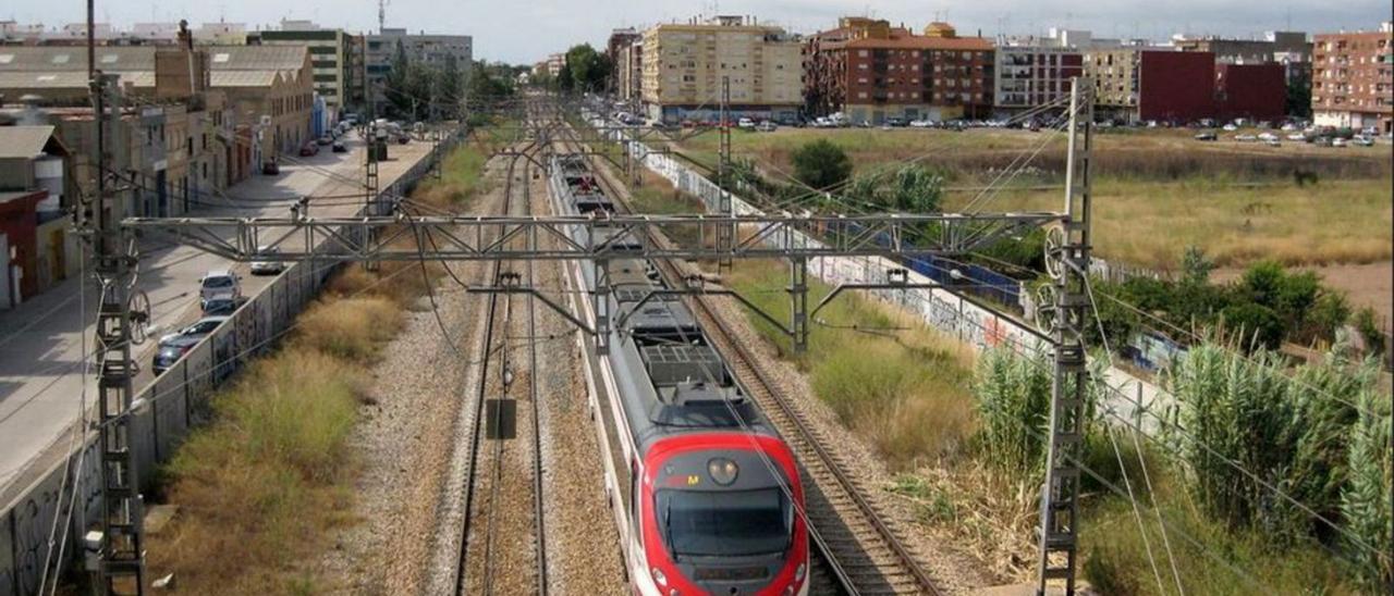 Un tren de la Línea C-2  a su paso por Sedaví procedente de la estación de Alfafar-Benetússer. | FERNANCHEL