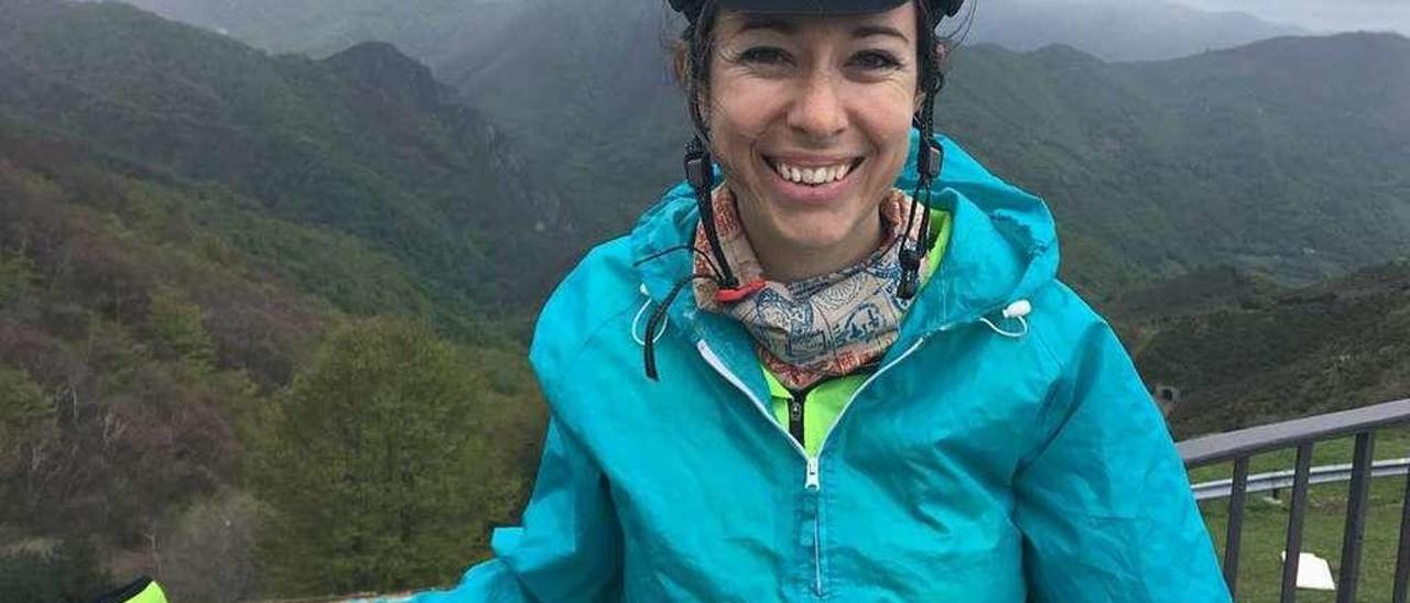 Sonia Barrar, con su bicicleta, en Pajares durante uno de sus retos benéficos.