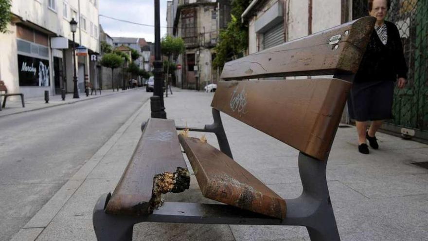 Un banco destrozado en las inmediaciones de la plaza de la iglesia. // Bernabé/Javier Lalín