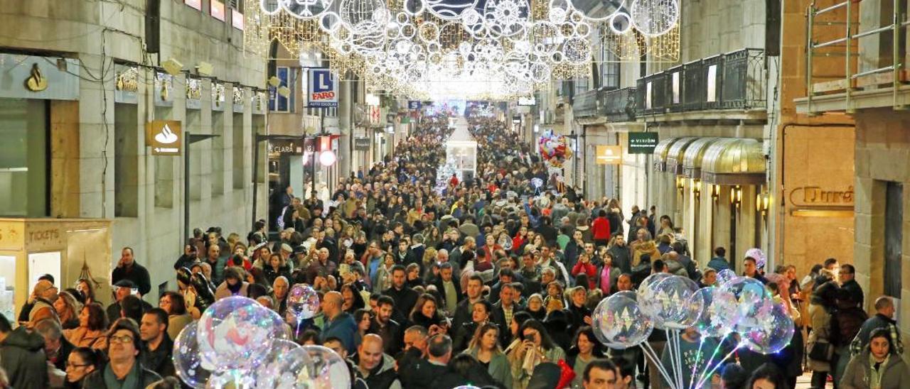 Calles llenas en Vigo durante el puente de 2018. // Marta G. Brea