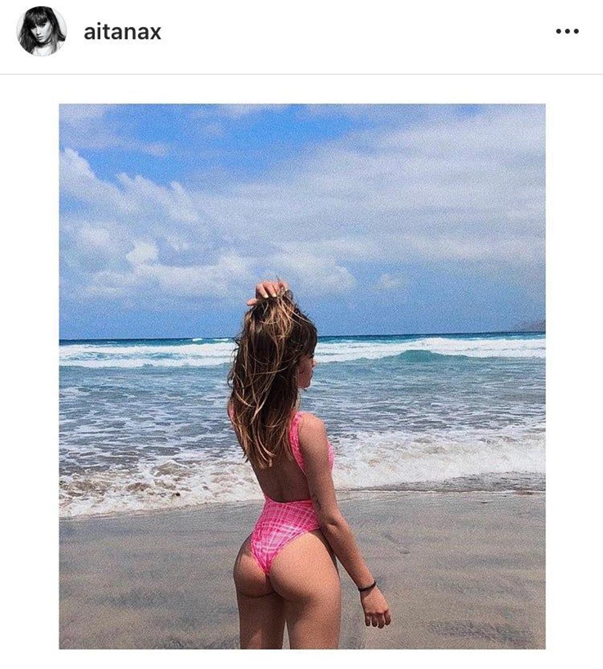 Aitana con bañador rosa en Canarias