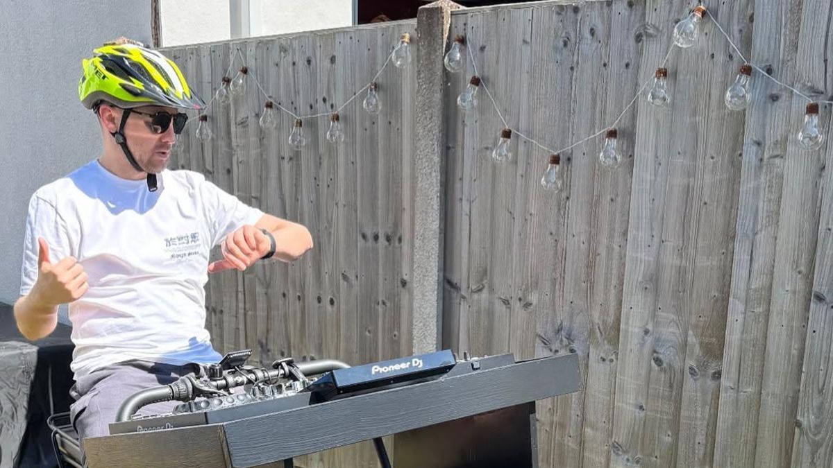 Andy Gulch, el DJ y streamer británico del reto con su bicicleta