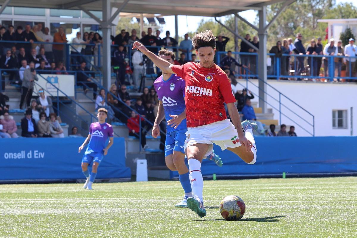 Carlos Gilbert anota el primer tanto del partido ante el Atlético Baleares