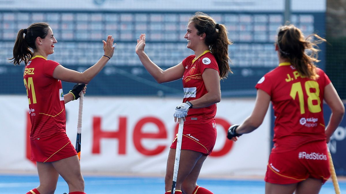 Las jugadoras de las 'redsticks' celebran un tanto ante Nueva Zelanda.