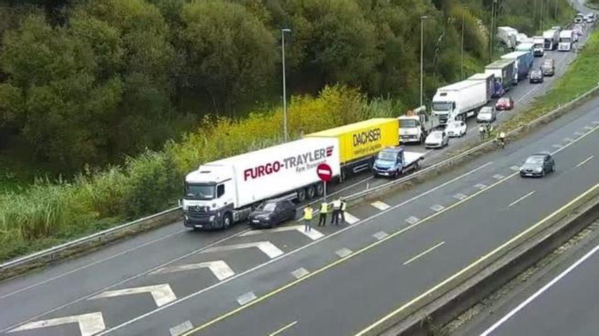 El camión atravesado en uno de los accesos a la VG-20 en Vigo.