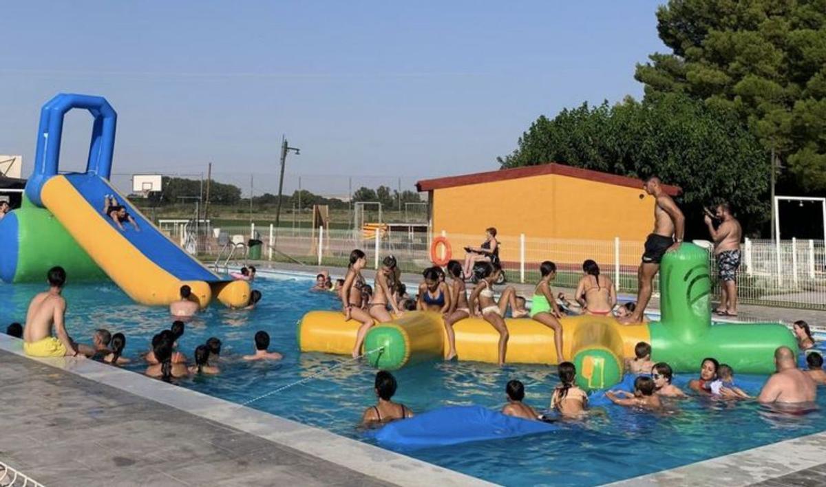 Numerosos vecinos disfrutaron de la fiesta acuática. |