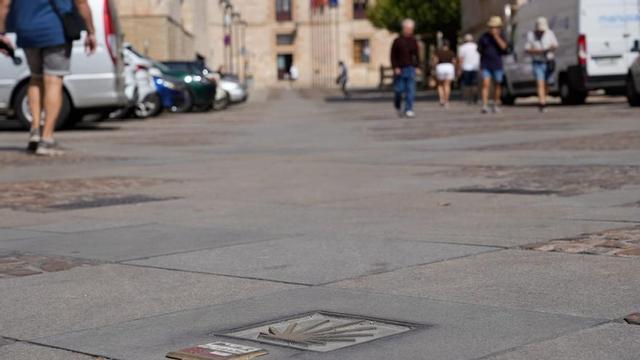 En primer término, una de las plazas de la Ruta Vía de la Plata en la plaza de Viriato.