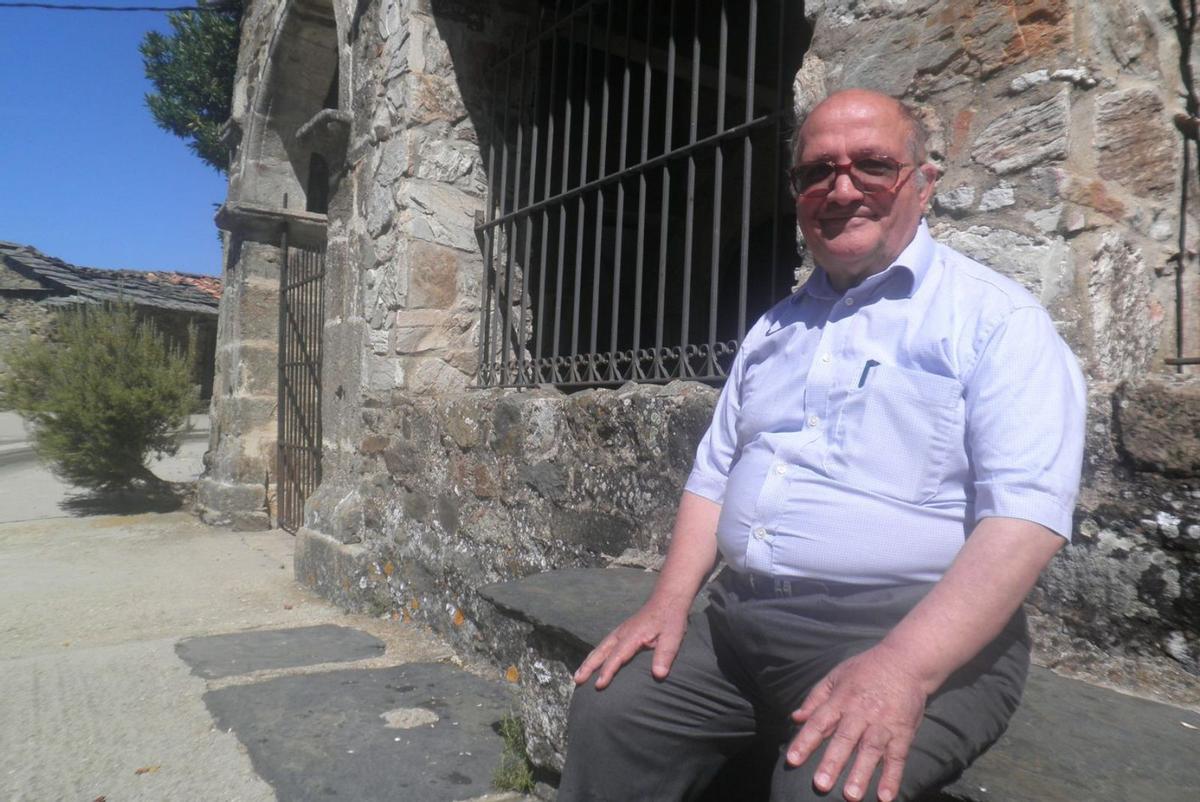 Fray Romualdo a la puerta de la iglesia de Figueruela de Abajo durante una de sus estancias en el pueblo.  | CH. S.