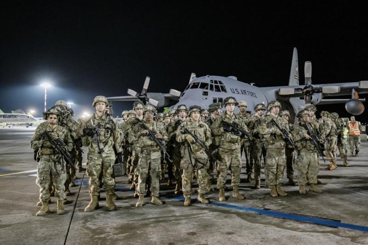 Cuarenta soldados del 173 Reg. del ejército norteamericano llegan a Riga (Letonia) la noche del 24 de febrero de 2022, nada más comenzar la invasión rusa de Ucrania. Posan en una foto doméstica del entonces ministro letón de Defensa, Artis Pabriks.
