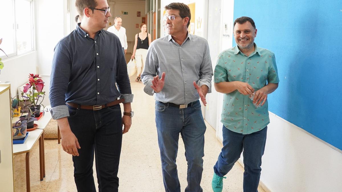 Víctor García, Jorge Rodríguez y Óscar Borrell, durante una visita al IES l'Estació de Ontinyent.