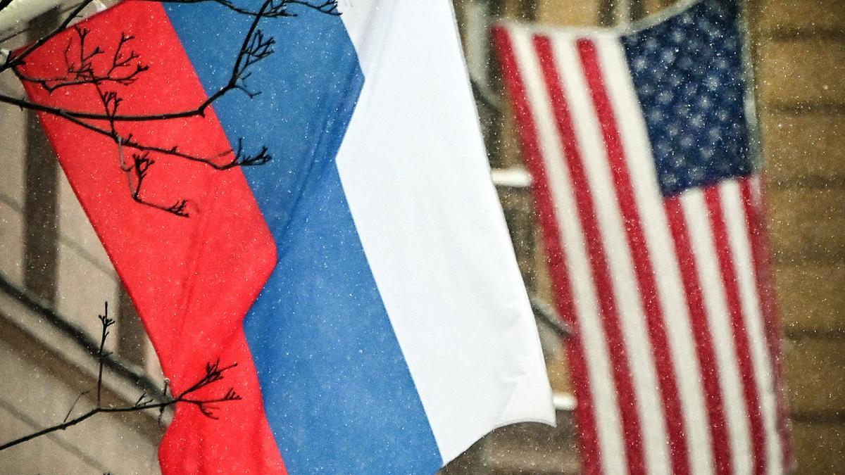 Las banderas de Rusia y Estados Unidos, en la embajada estadounidense en Moscú.