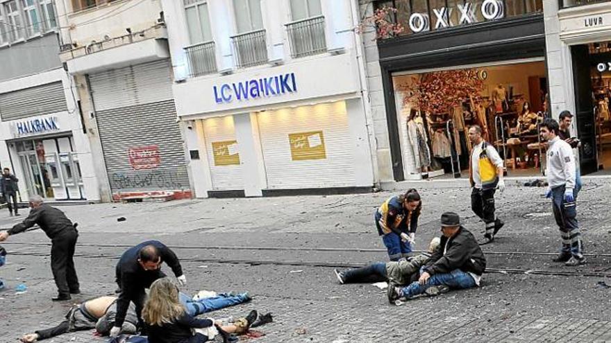 Metges atenent diversos ferits després de l&#039;atemptat suïcida