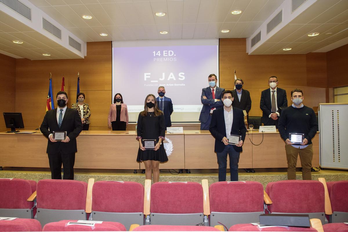 Jurado, patronos y premiados tras la entrega de premios.