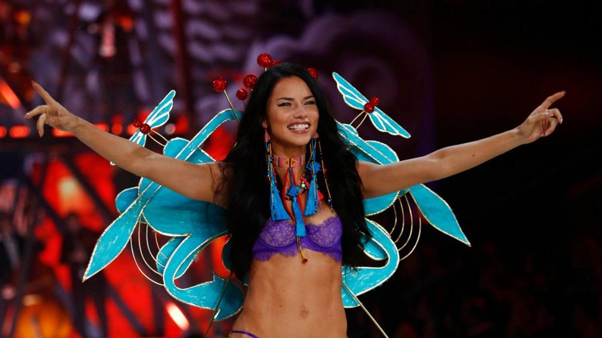 ¿Que Adriana Lima se zampó una pizza antes del desfile? ¡Ja!