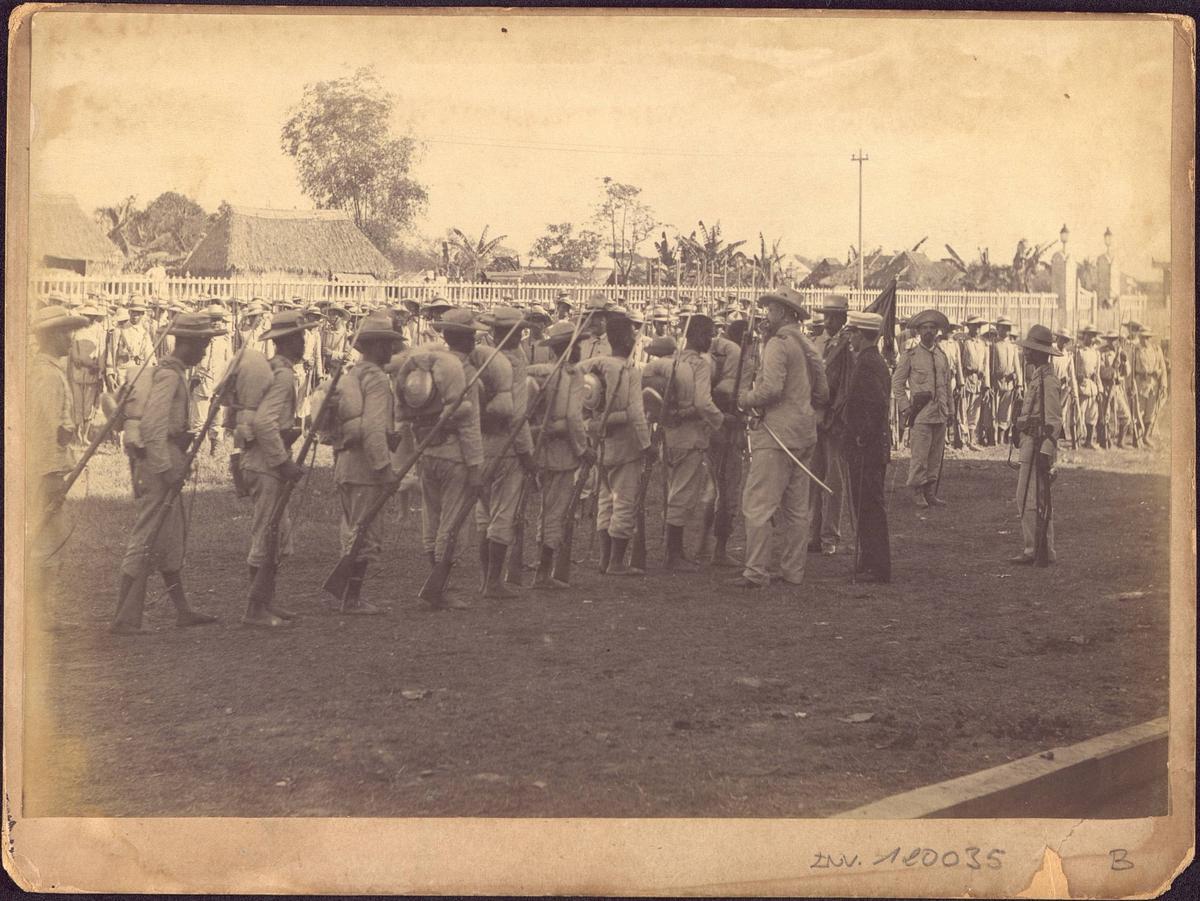 Soldados españoles en Manila, en 1898 (Biblioteca Virtual de Defensa).