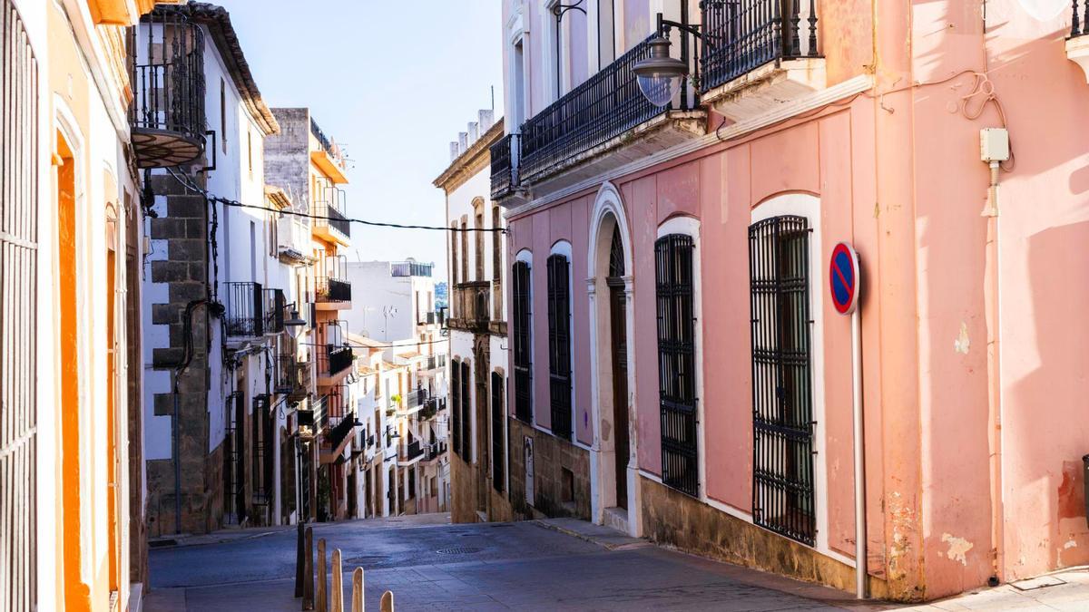 La ofensiva pegatina en una señal de Jávea que se ha viralizado en Twitter