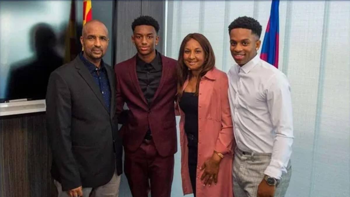 Balde, junto a sus padres y hermano cuando renovó