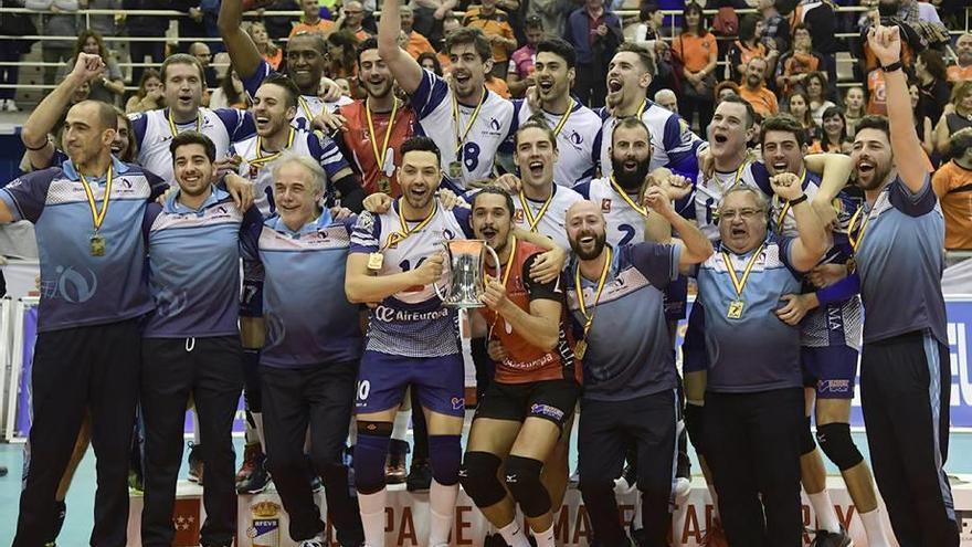 Los jugadores del Ca´n Ventura levantan el título de la Copa del Rey conquistado la pasada temporada.