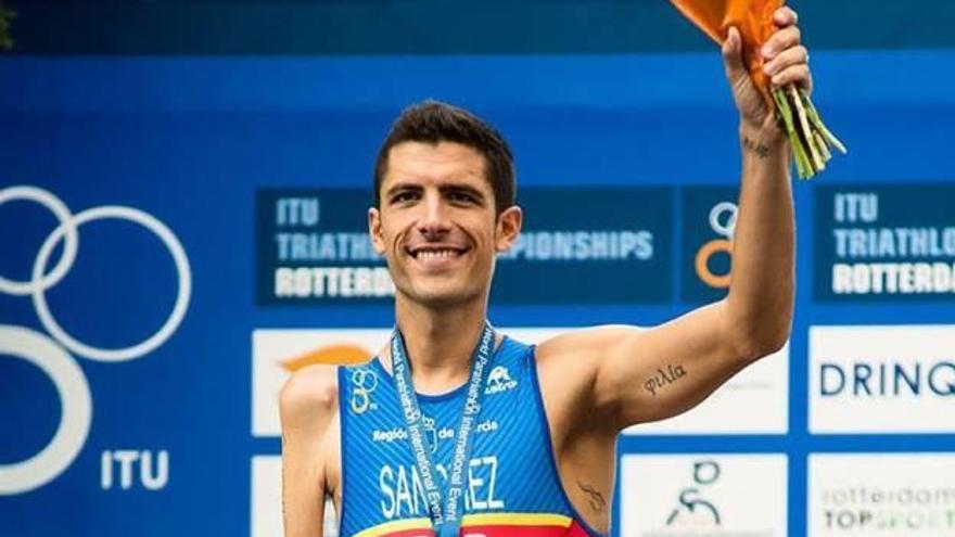 Alejandro Sánchez Palomero con su medalla de plata del Mundial.