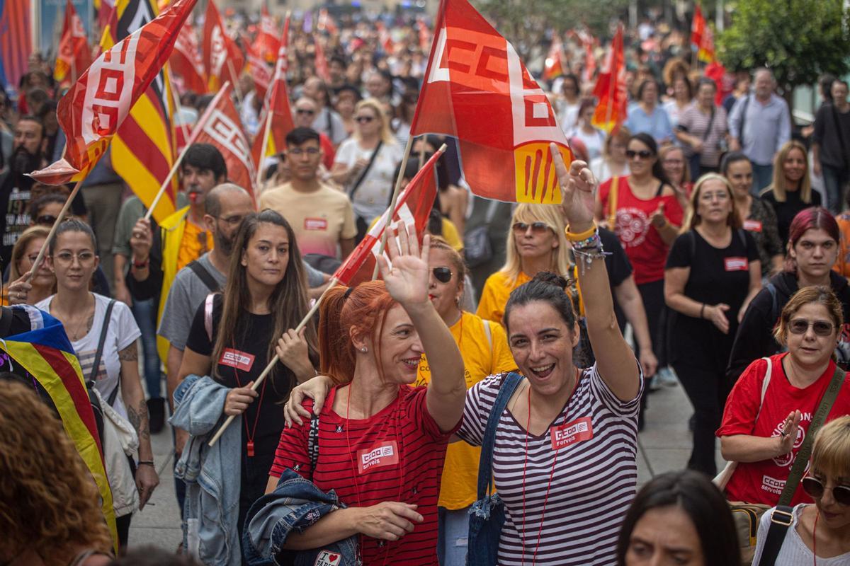 Manifestación de trabajadores del sector servicios para reclamar mejoras salariales y convenios justos, en Barcelona.