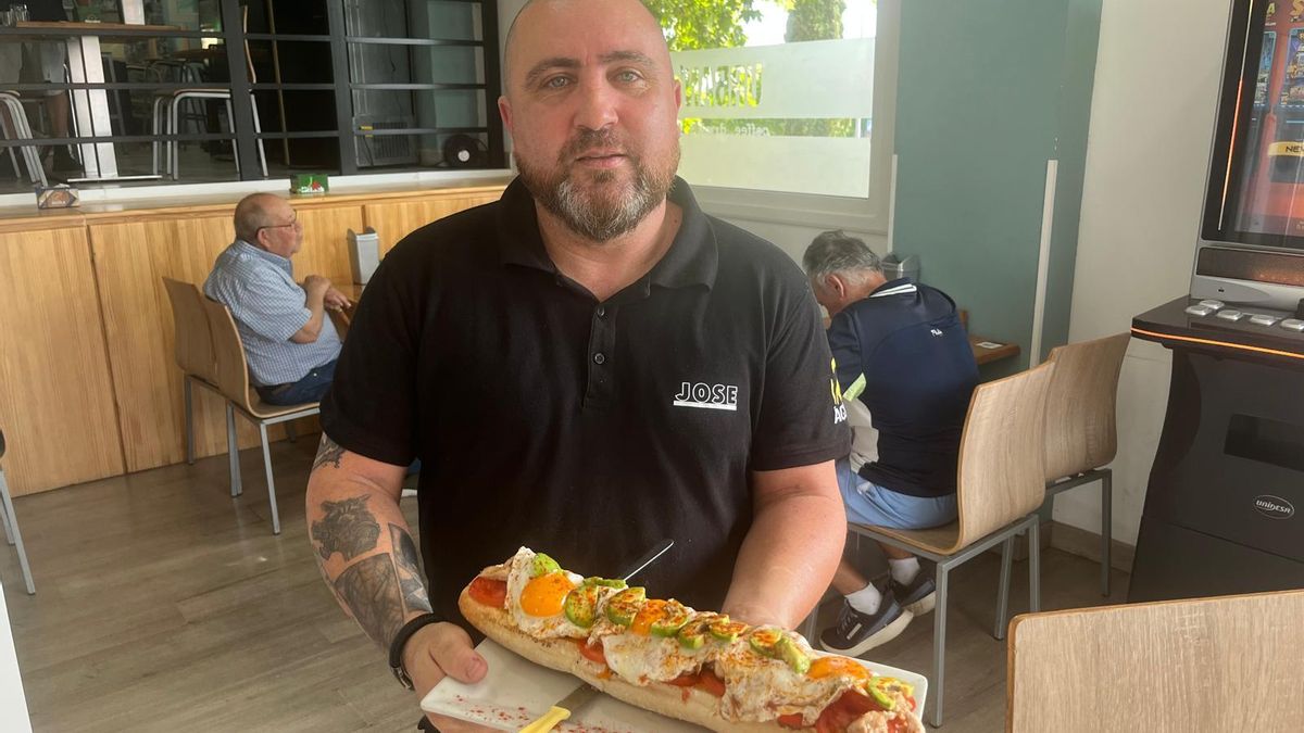 José Sánchez, con una de las tostadas que ofrecen en Urban's.