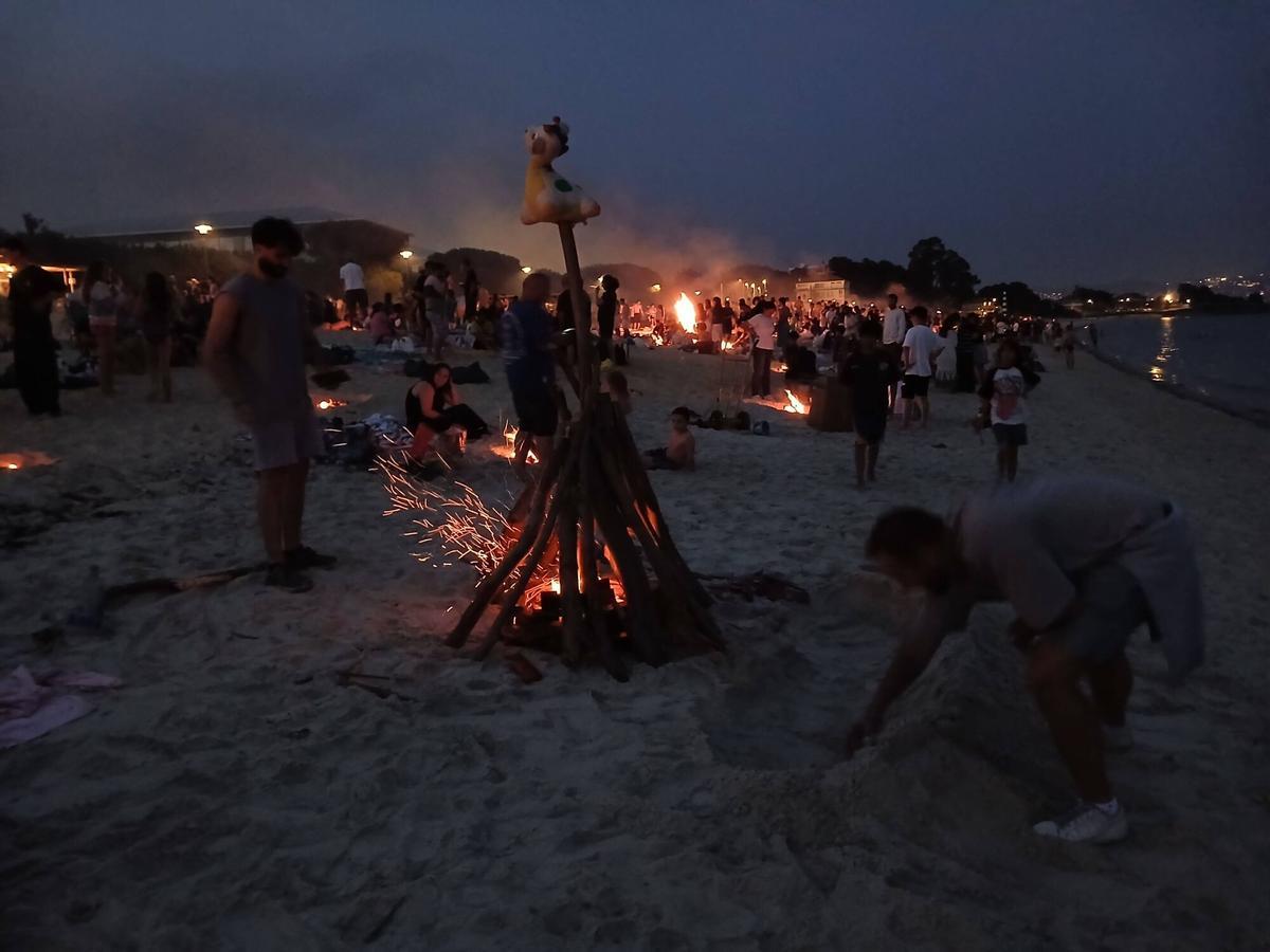 La noche de San Xoán en la playa de Rodeira, en Cangas. La noche de San Xoán en la playa de Rodeira, en Cangas.