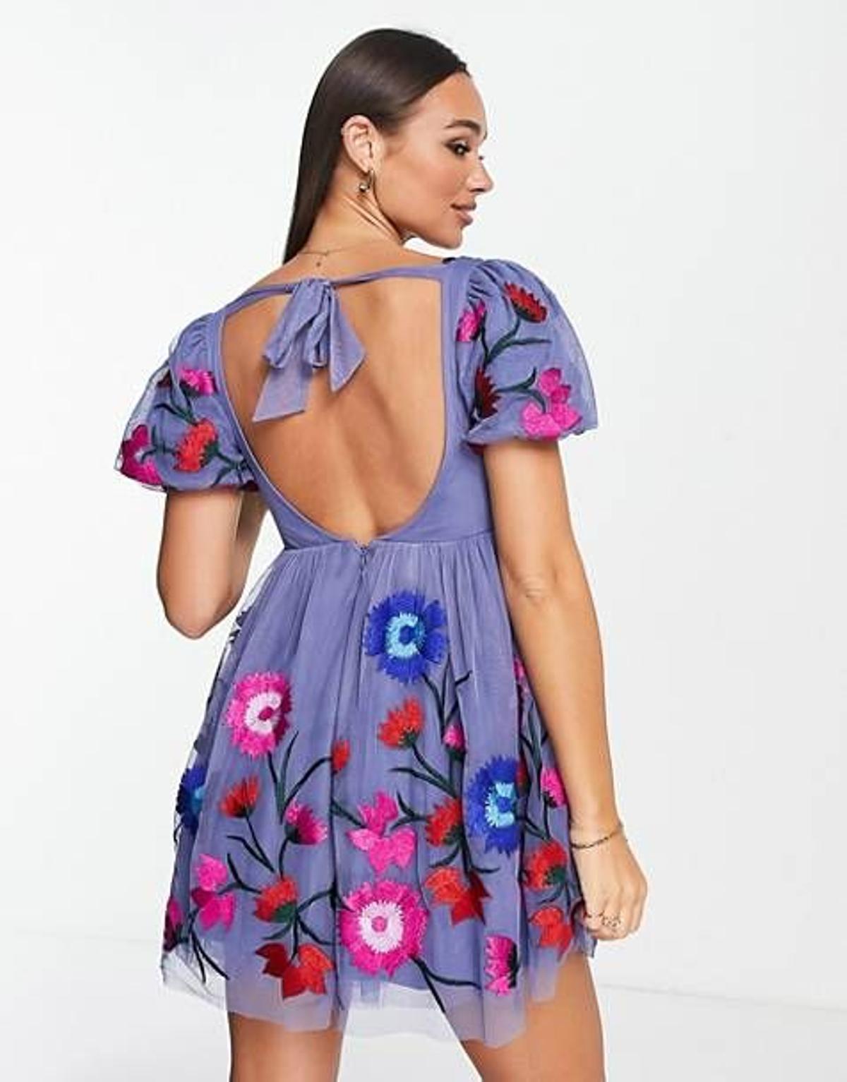 Vestido corto con detalle anudado en la espalda y bordados de flores de Maya