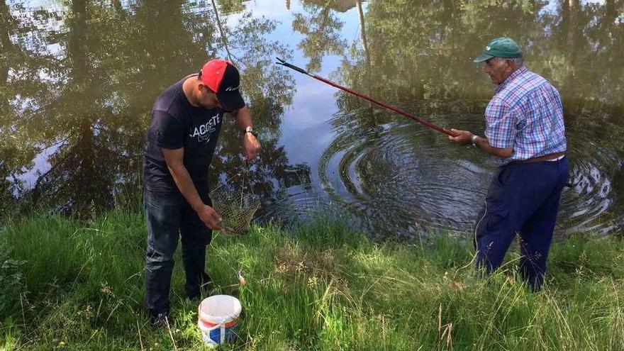 Pescadores en el río Aliste antes de que se secara.