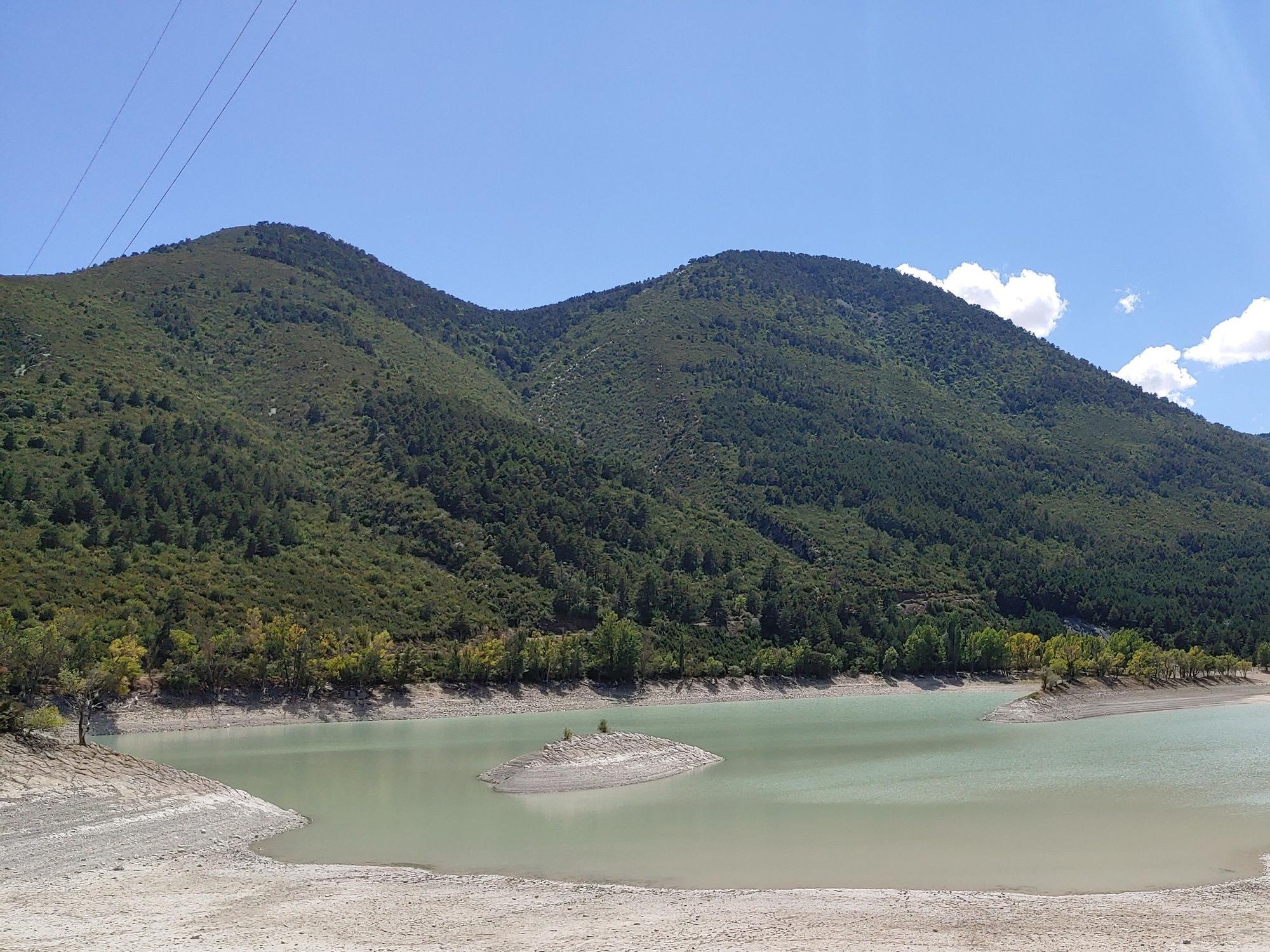 La escasez de agua embalsada hace que emerjan islotes en el pantano de Arguís.