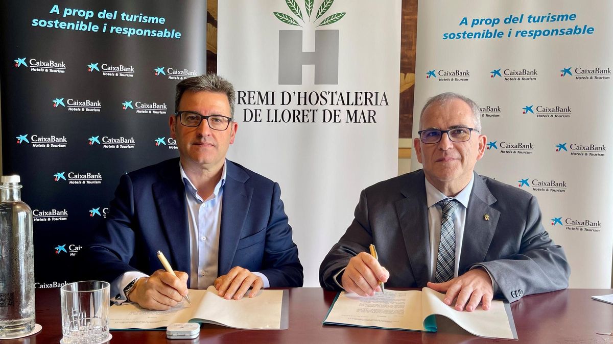 El director territorial de CaixaBank a Catalunya, Josep Maria González, i el president del Gremi d’Hostaleria de Lloret de Mar, Enric Dotras.