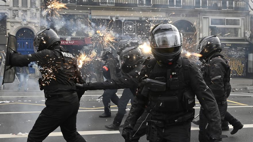 Agentes antidisturbios durante las protestas contra la reforma de las pensiones en Francia