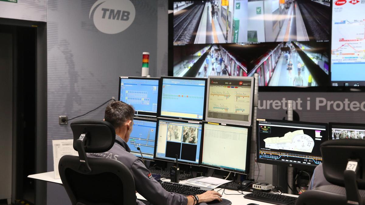 Uno de los operadores del centro de control de seguridad del metro de Barcelona, este miércoles