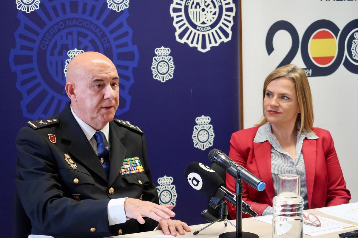 El jefe superior de Policía de la C. Valenciana, Jorge Marti, explica los actos bajo la atenta mirada de la delegada.