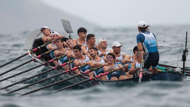 La trainera masculina de Tirán, en pleno esfuerzo ayer en aguas de Bermeo.