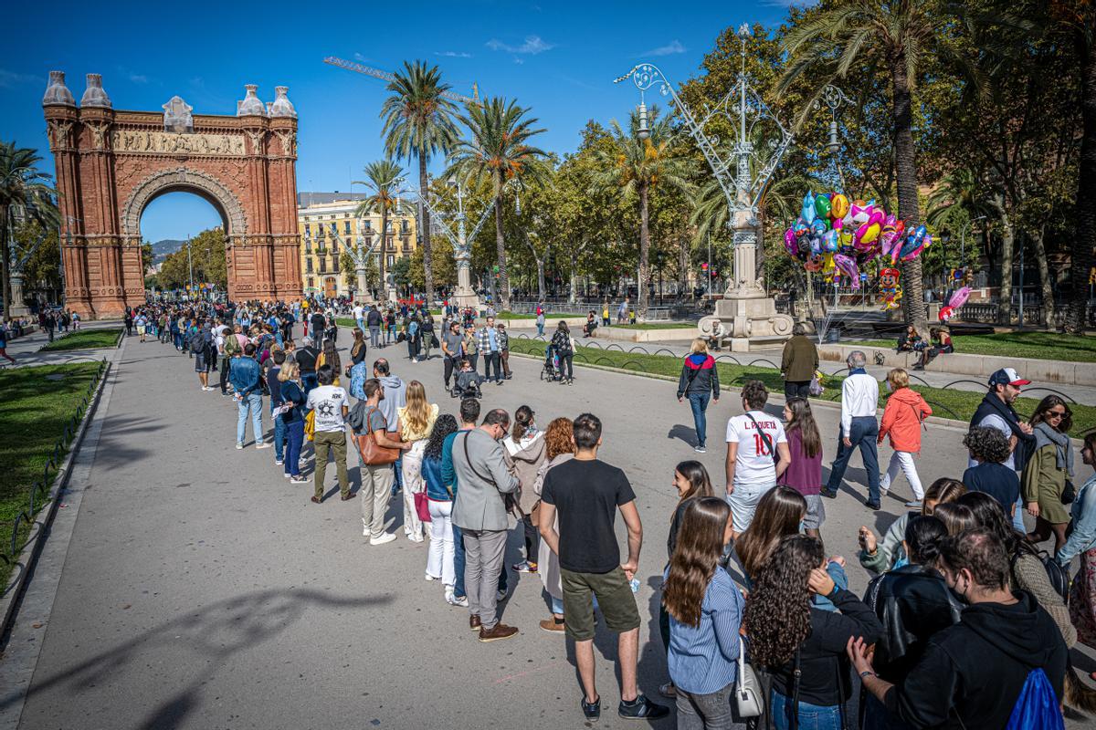 Colas en Arc de Triomf, durante el Open House Barcelona 2021.