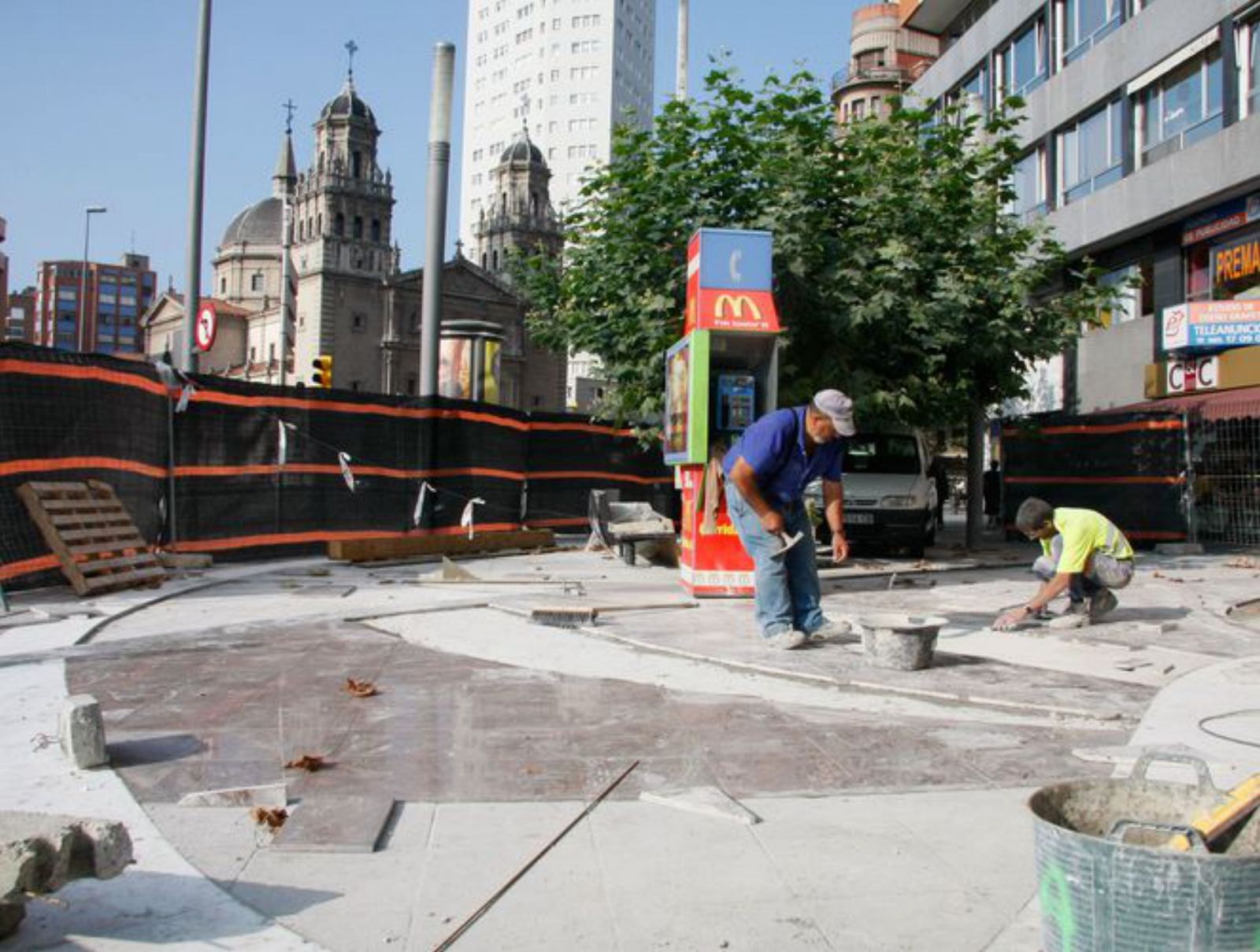 Obras de remodelación de la plaza actual en 1995.