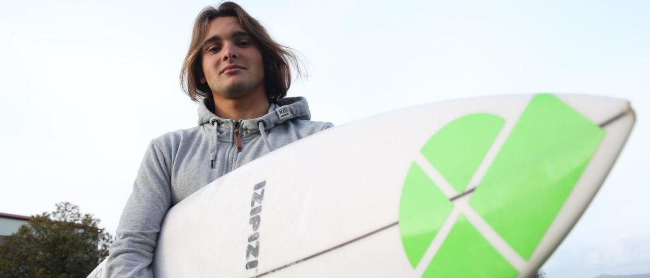 Keko Ferreiro posa con una de sus tablas de surf, ayer, en A Estrada.   | // BERNABÉ