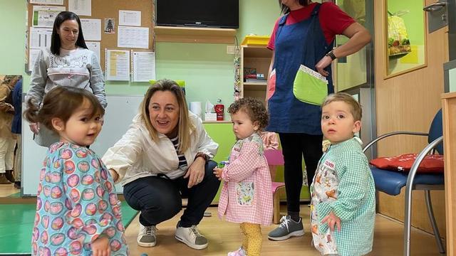 La conseyera d'Educación, Lydia Espina, nuna visita a una escuela de 0 a 3.