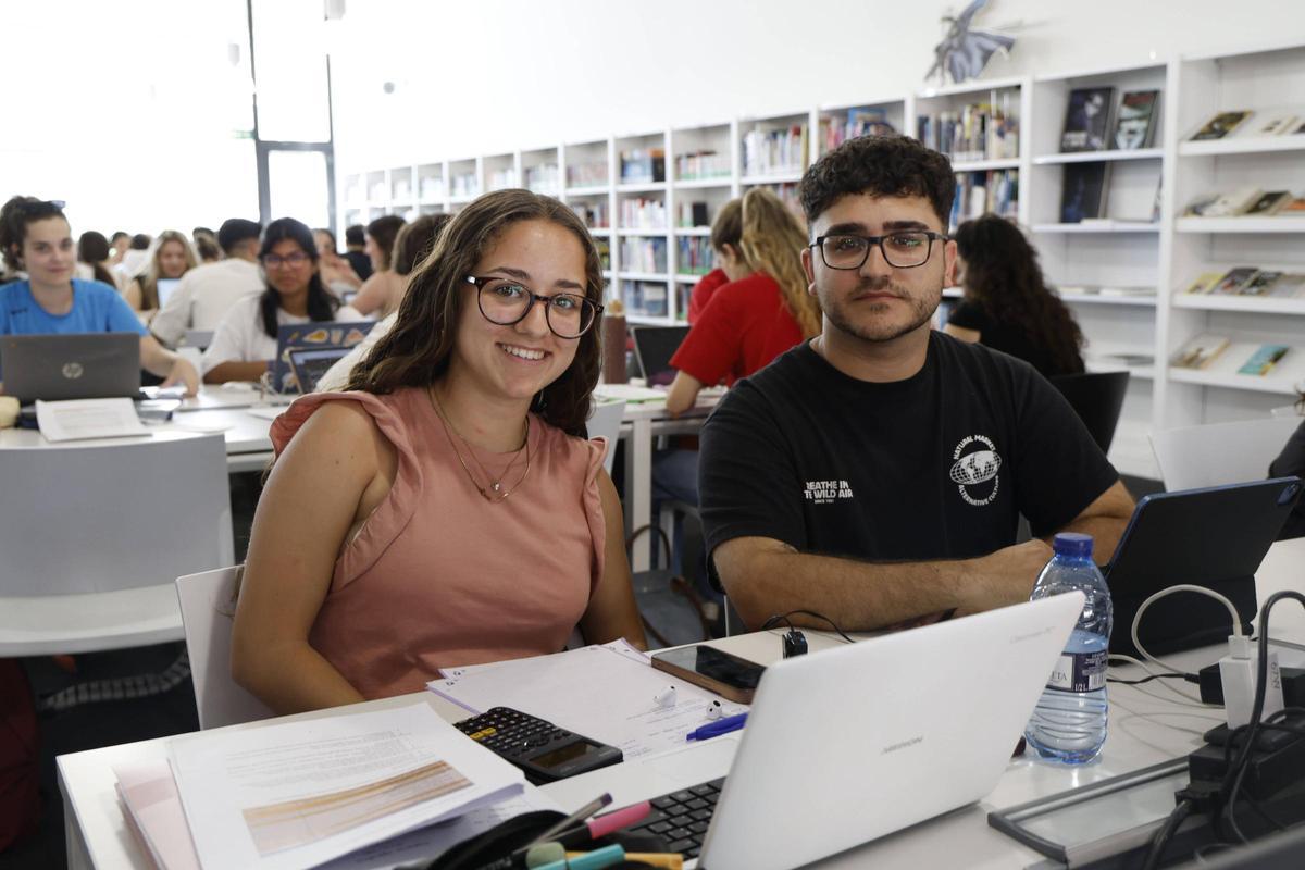 Tania y Pablo en la biblioteca