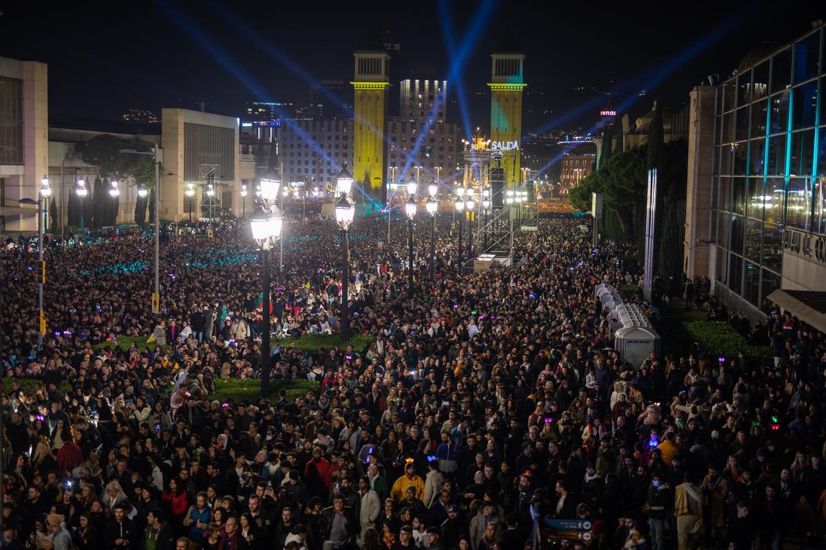 Fiesta para celebrar el paso del 2022 al 2023 junto a la Fuente Mágica de Montjuïc de Barcelona